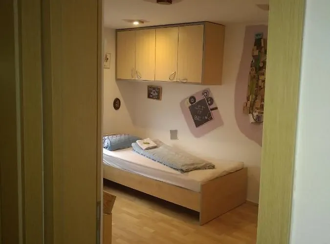 Michoart Ostanak kod kuće Ljubljana